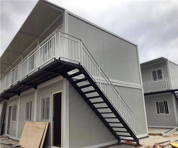 集成房屋是屬于長久性的住宅，使用壽命應(yīng)該在70年以上，再者就是輕鋼集成房屋結(jié)構(gòu)特別的穩(wěn)定